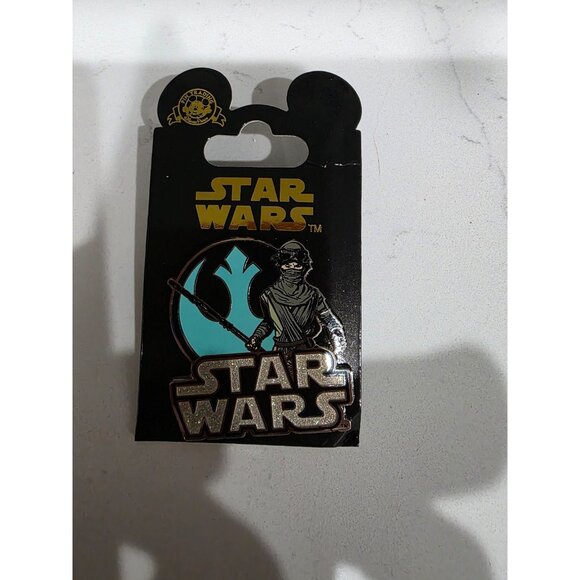 Star Wars: The Force Awakens - Rey - Rebel Alliance Disney Pin - Picture 1 of 2